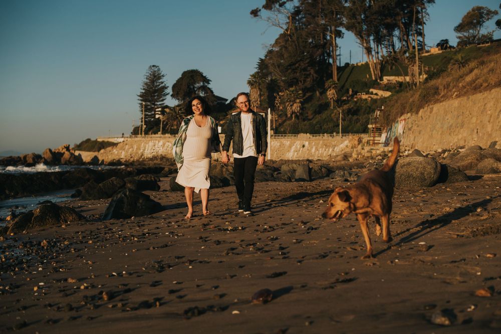Fotografía de Estudio Embarazo en Reñaca. Sesión de Embarazada en Concón, Viña del Mar y Santiago. Foto espontánea con luz natural.