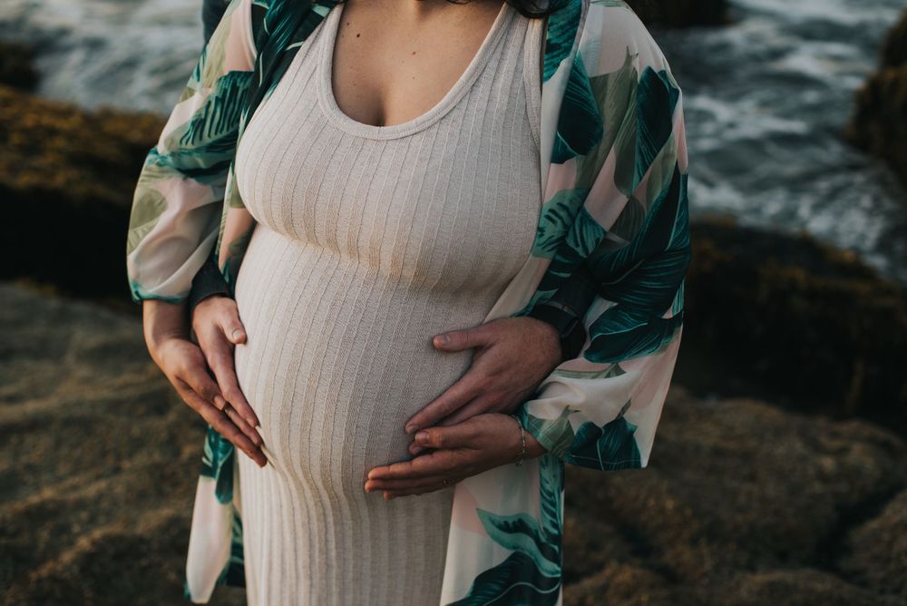 Fotografía de Estudio Embarazo en Reñaca. Sesión de Embarazada en Concón, Viña del Mar y Santiago. Foto espontánea con luz natural.