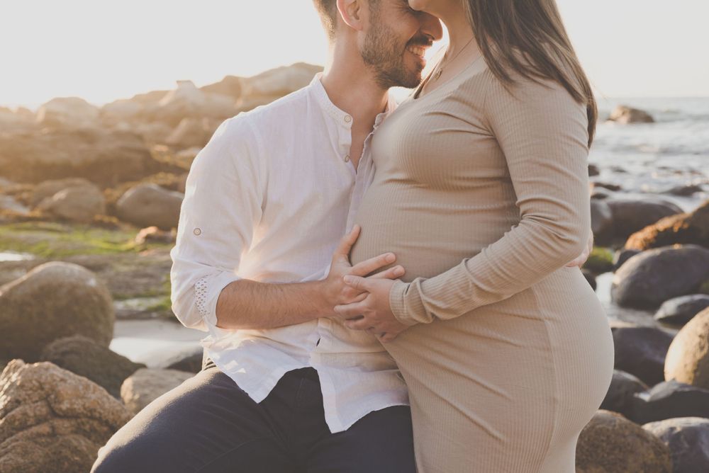 Fotografía de Estudio Embarazo en Reñaca. Sesión de Embarazada en Concón, Viña del Mar y Santiago. Foto espontánea con luz natural.