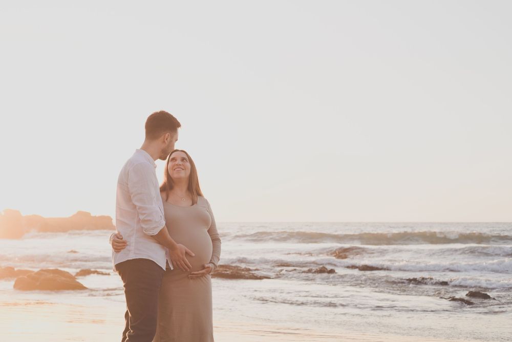 Fotografía de Estudio Embarazo en Reñaca. Sesión de Embarazada en Concón, Viña del Mar y Santiago. Foto espontánea con luz natural.