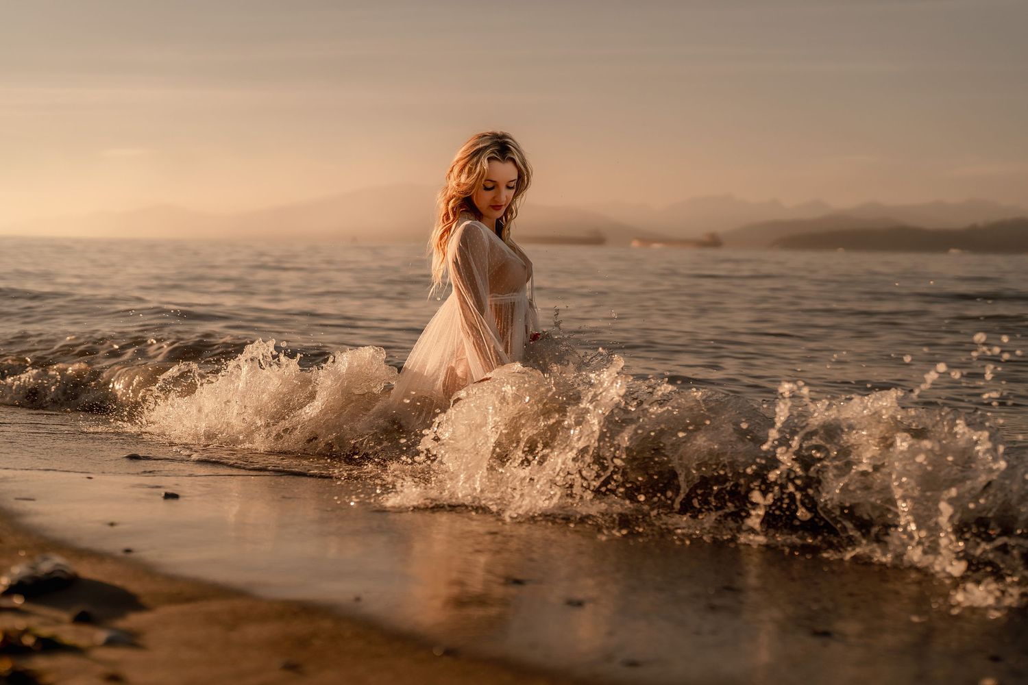 Ocean and beach in Vancouver and boudoir feminine session