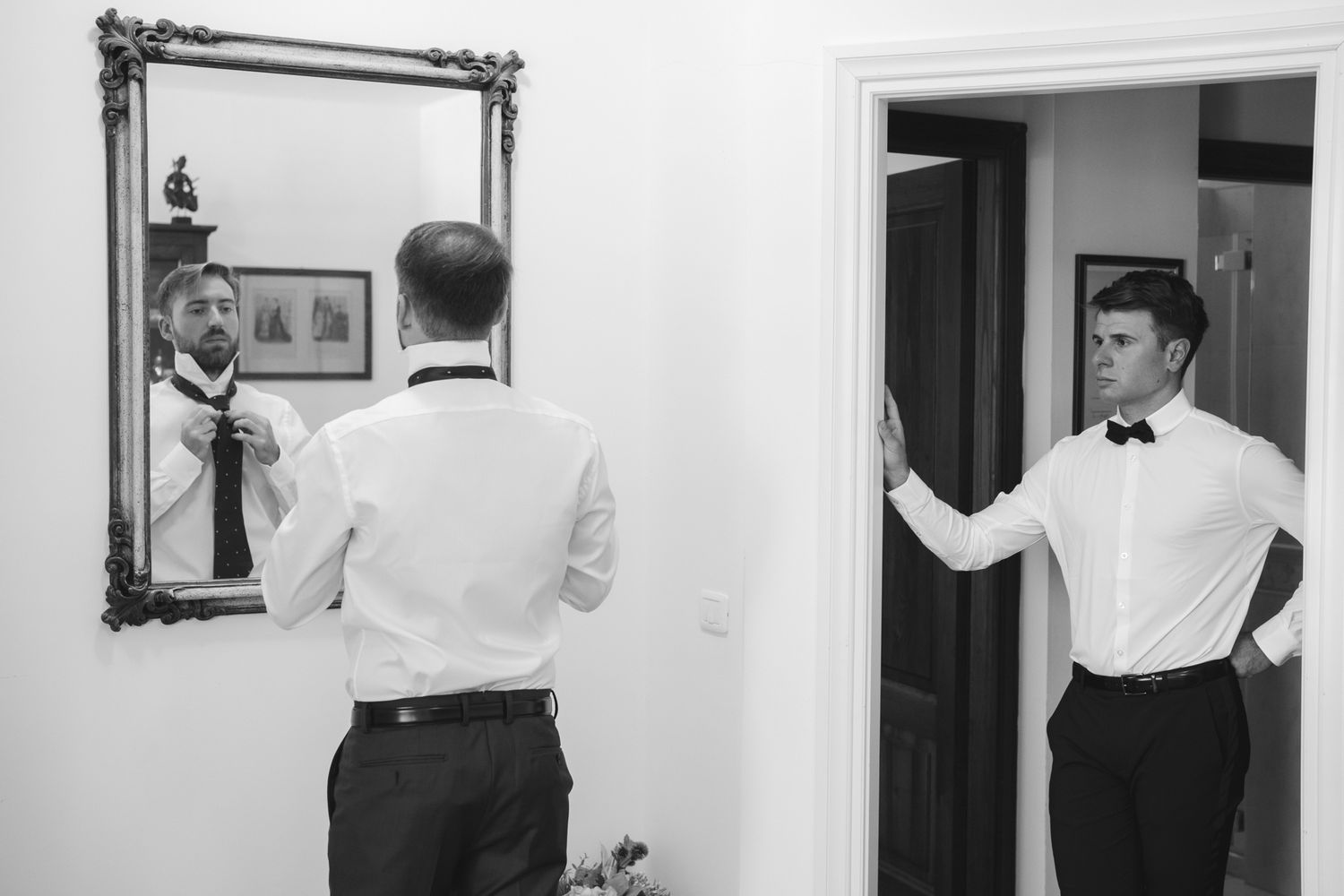 preparazione sposo in casa con testimone