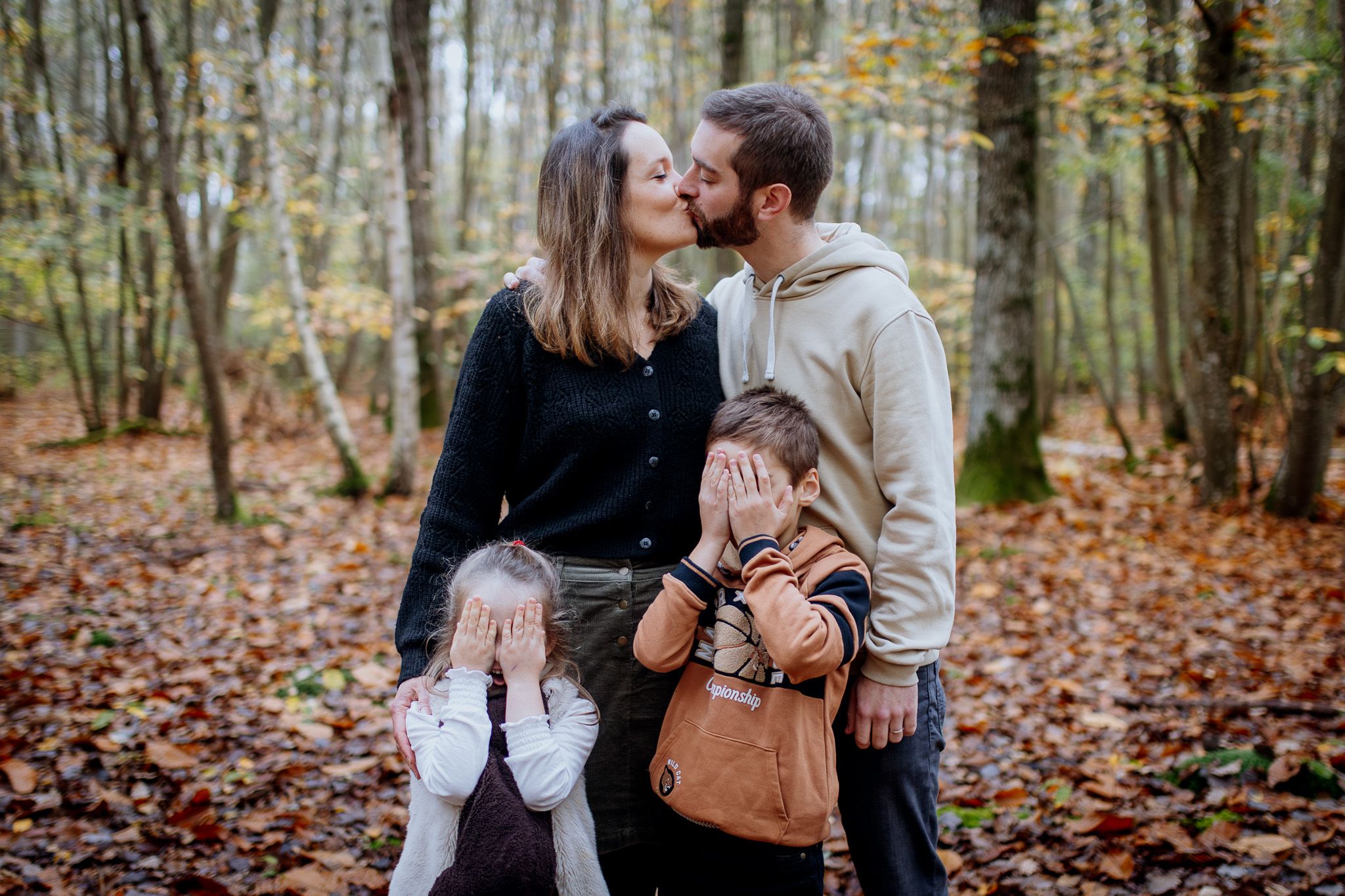famille en forêt en automne lors d’une séance photo naturelle dans les Yvelines