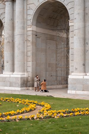 Pareja celebrando propuesta de matrimonio en Madrid, fotografía real y llena de alegría