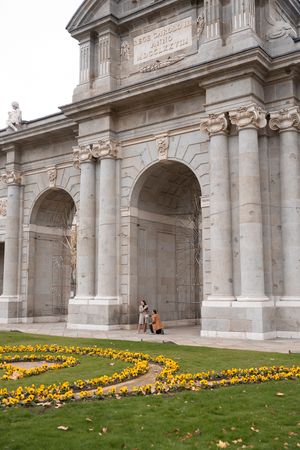Propuesta de matrimonio en Madrid con luz natural, instante espontáneo y emocional