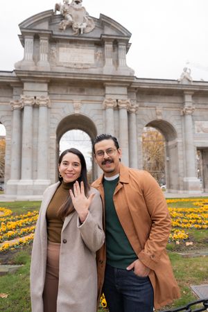 Fotografía de propuesta sorpresa en Madrid, momento íntimo y auténtico entre pareja