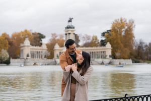 Imagen de propuesta de matrimonio en Madrid, momento único lleno de emoción y complicidad