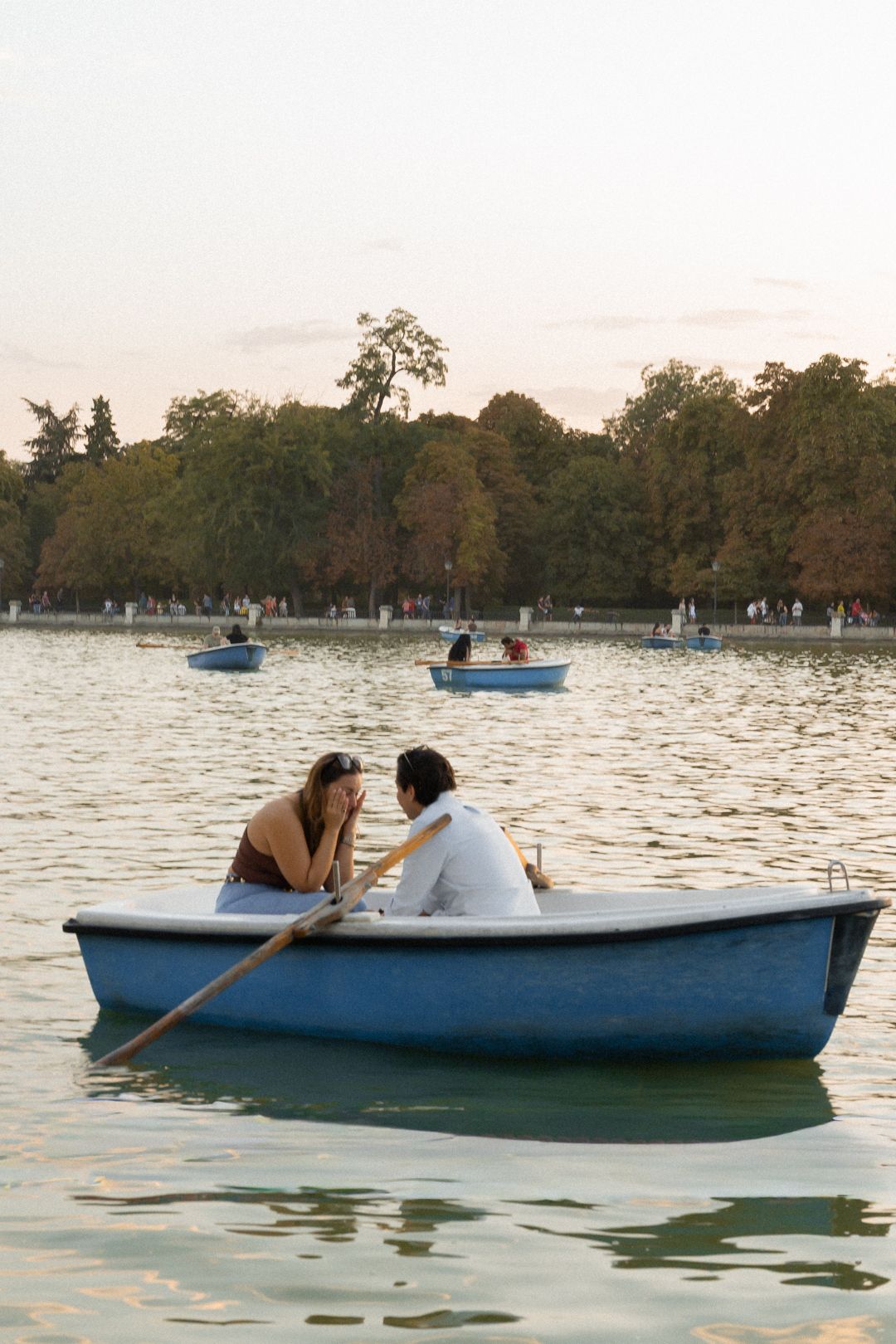 Pareja en propuesta de matrimonio en Madrid, fotografía emocional y sin poses forzadas