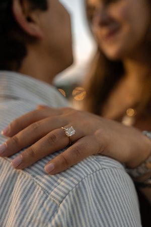 Fotografía de propuesta sorpresa en Madrid, reacción auténtica y emoción real entre pareja