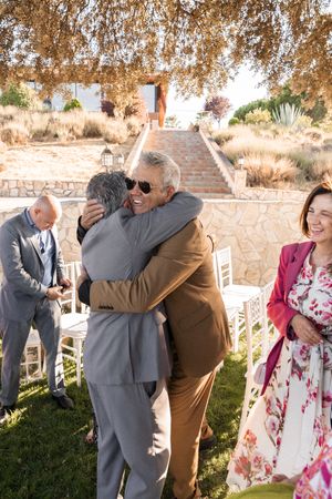 Fotografía de boda en Madrid, instante especial entre pareja y familiares