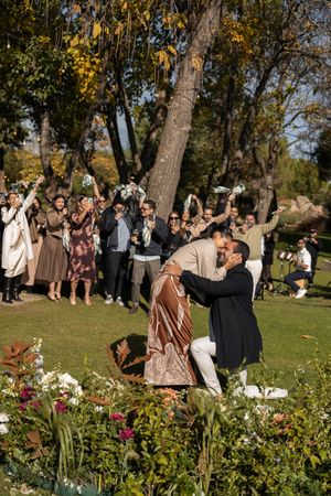 Momento especial de propuesta en Madrid, imagen auténtica con conexión real entre pareja