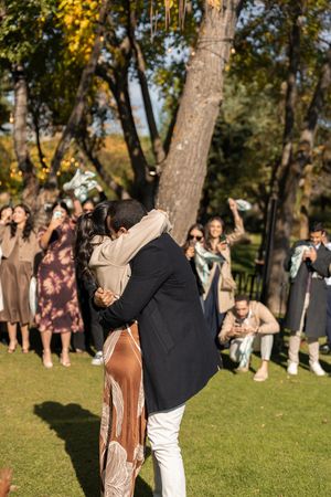 Fotografía de propuesta de matrimonio en Madrid al aire libre, estilo documental y natural