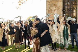 Pareja en propuesta de matrimonio en Madrid, momento real documentado con estilo cercano