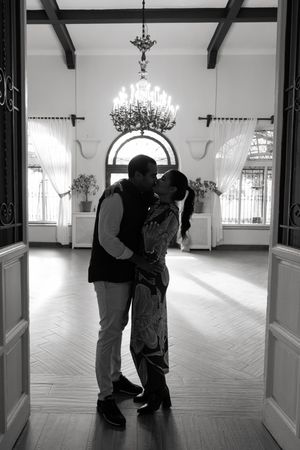 Propuesta de matrimonio en Madrid con reacción espontánea, momento auténtico capturado sin poses