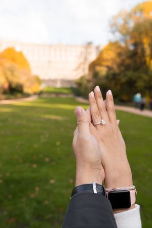 Fotografía de pareja durante propuesta en Madrid, instante espontáneo y cercano