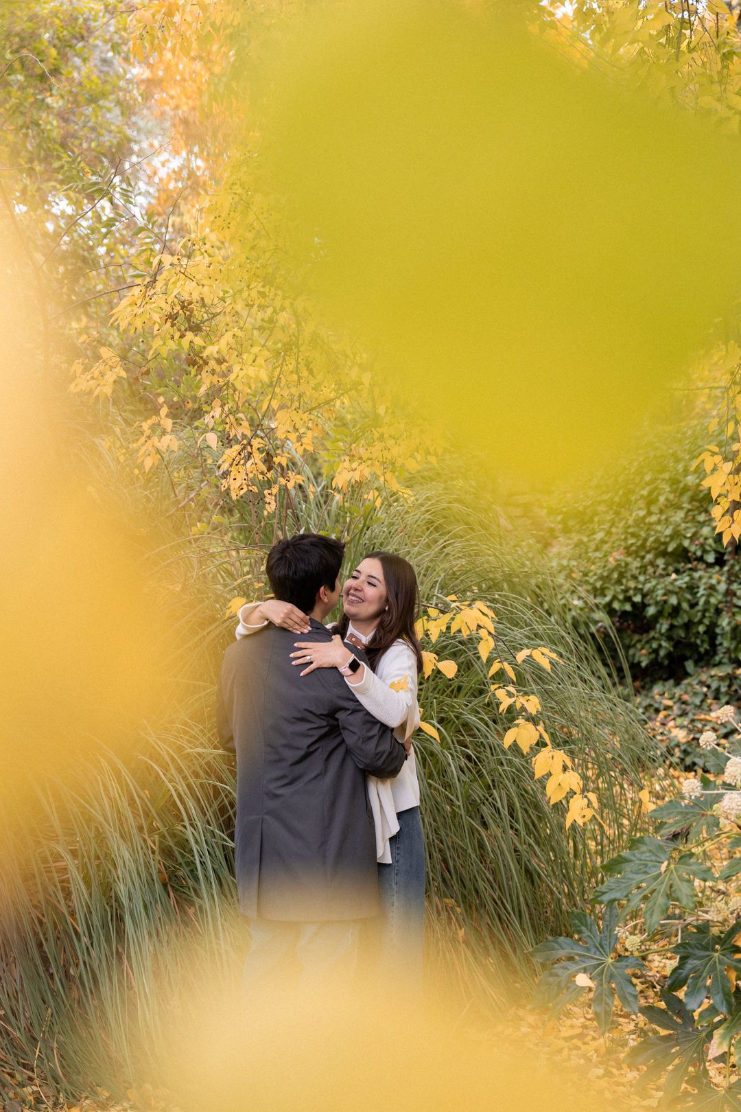 Fotografía de propuesta de matrimonio en Madrid, emoción genuina en un instante único