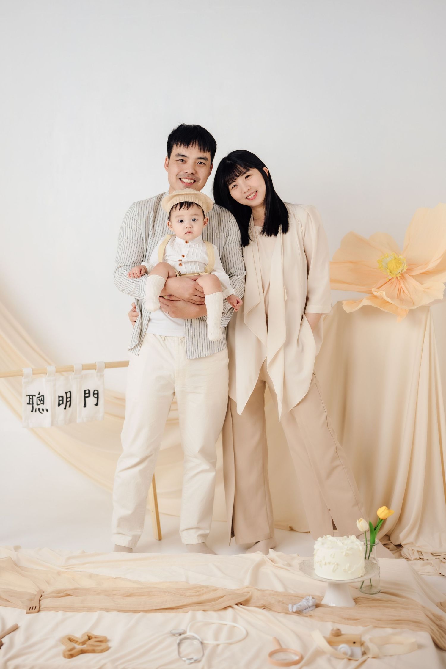 抓周寫真、全家福,渴望影像紀錄一歲寶寶抓周儀式與親子互動,透過自然光棚拍呈現溫暖氛圍,畫面包含寶寶拿取抓周物品、爬行探索與父母陪伴互動,整體風格乾淨柔和、色調溫潤,適合尋找屏東抓周寫真、全家福攝影、寶寶周歲紀念攝影的家庭參考,依照服裝而改變佈景,呈現真實自然且具故事感的家庭影像。