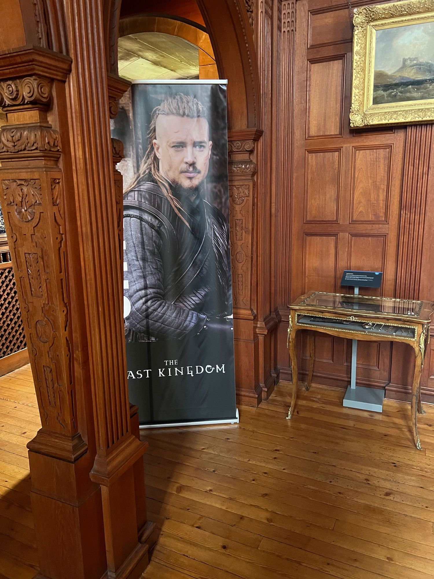 Affiche présentant l'exposition "The Last Kingdom" au château de Bamburgh. On y voit le personnage de Uthred