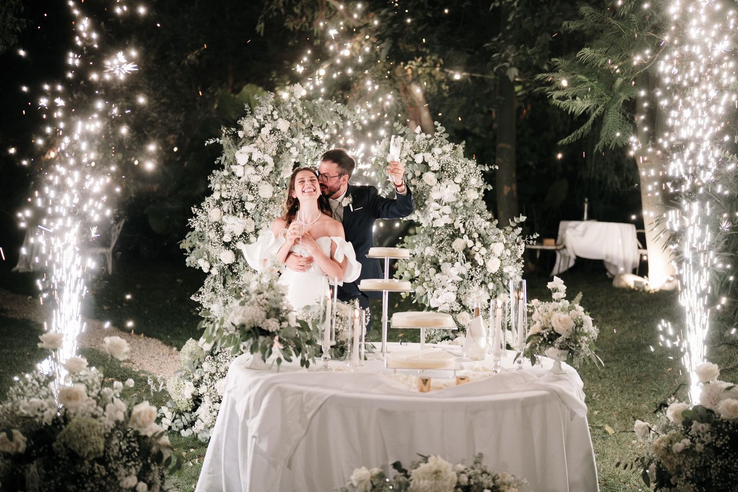 The cake cutting at the Locanda del Cavaliere, a wedding venue in the province of Imperia.
