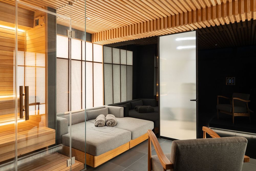 Modern interior design featuring wooden slat ceiling details and minimalist furniture in a contemporary living space.