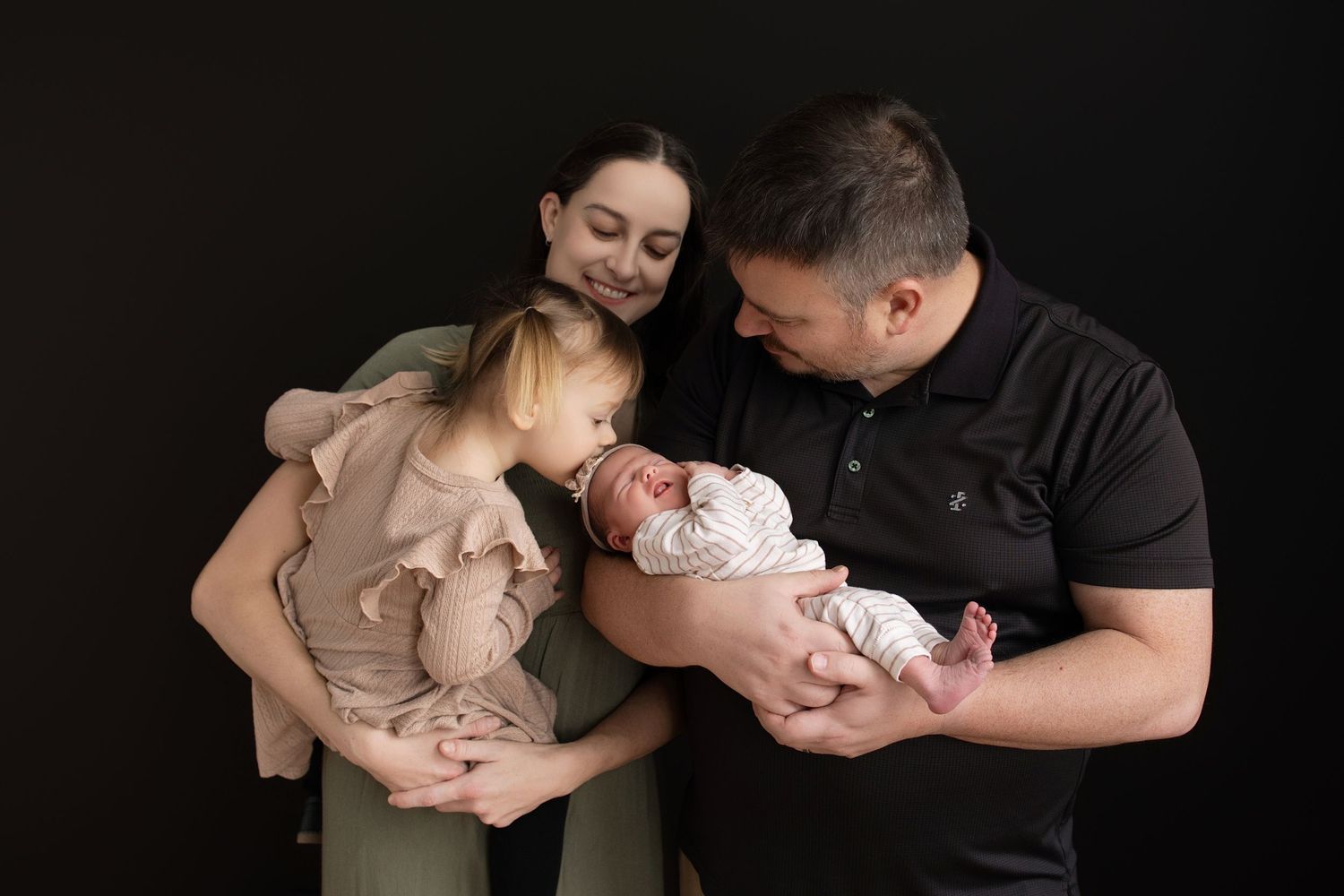 Kendall Kuss Photography, maternity photos in Watertown Wisconsin family photo studio