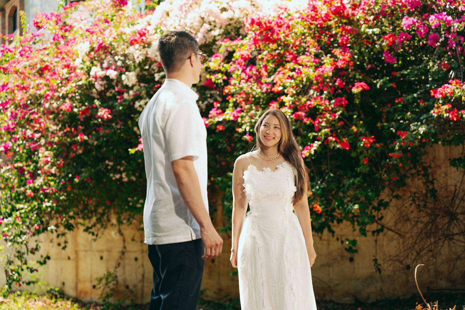 Novios abrazados al atardecer, capturados por un fotógrafo de bodas profesional con estilo romántico en Valledupar, Cesar.