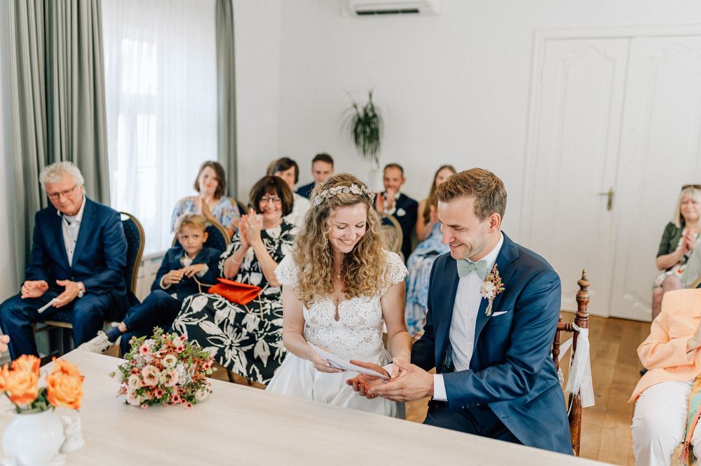 Braut strahlt ihren Bräutigam währen der Trauung im Standesamt in Jork an mit Hochzeitsfotograf Julia Aßmann