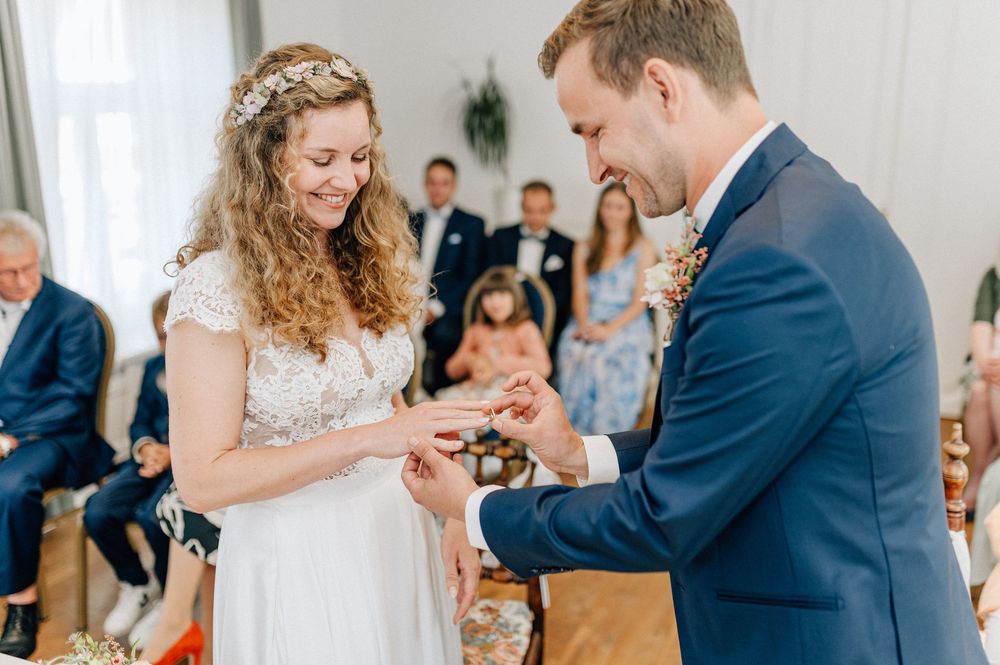 Bräutigam steckt seiner Braut den Ehering an den Finger bei der Trauzeremonie im Rathaus zu Jork mit Hochzeitsfotografin Julia Aßmann