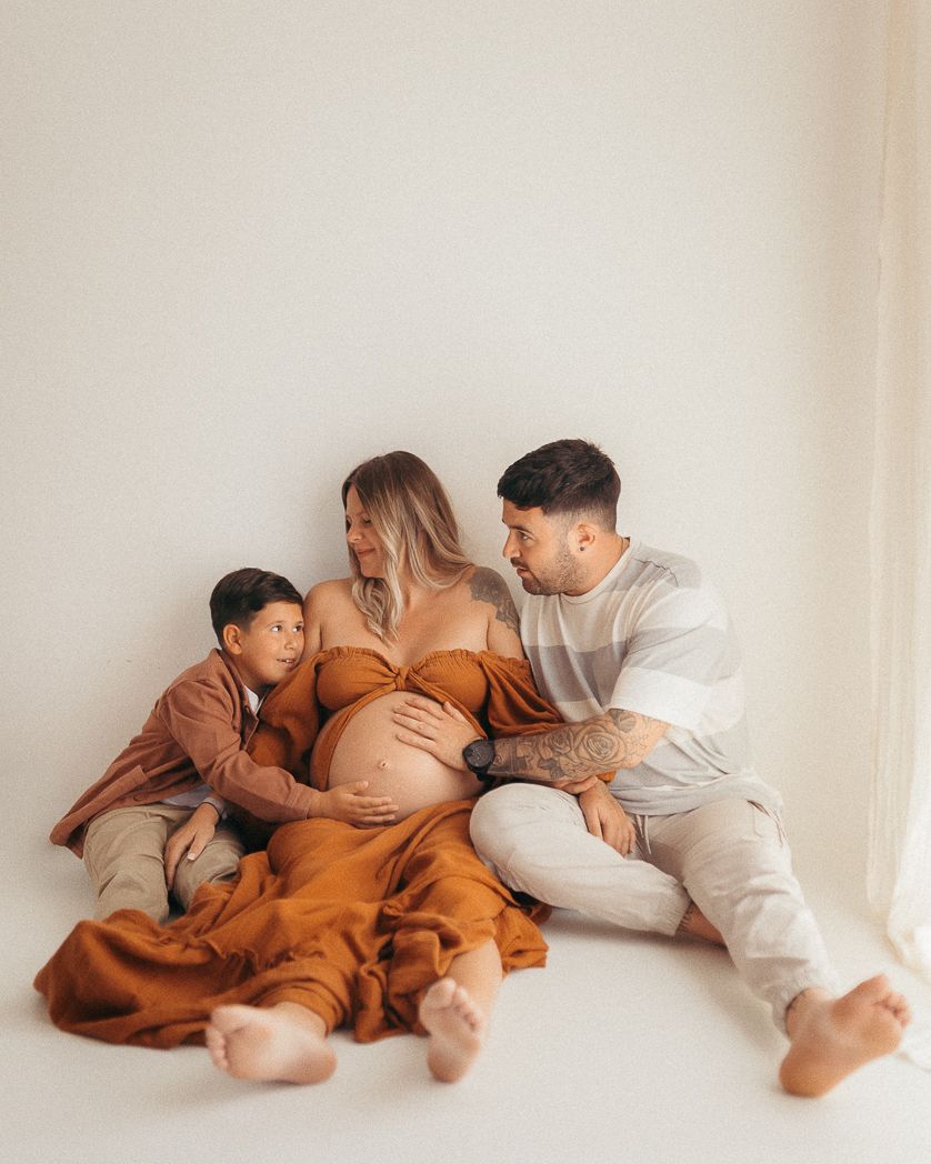 Familia durante una sesión de embarazo natural realizada en el estudio de María Guerrero en La Cellera de Ter.