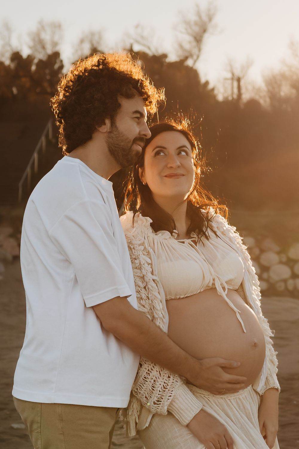 Padres esperando a su bebé durante una sesión de fotografía de embarazo en exteriores en Girona.