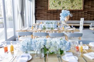 Elegant baby shower table setting with blue hydrangeas, balloon centerpiece, and gold accents at W Hotel in Hoboken, NJ.