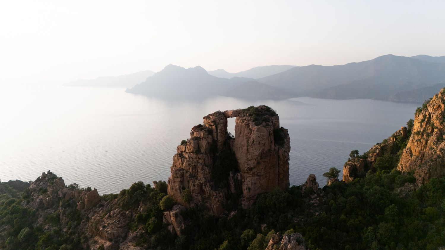 castellu di ghjineparu ou chateau fort sur les calanques de piana au coucher du soleil