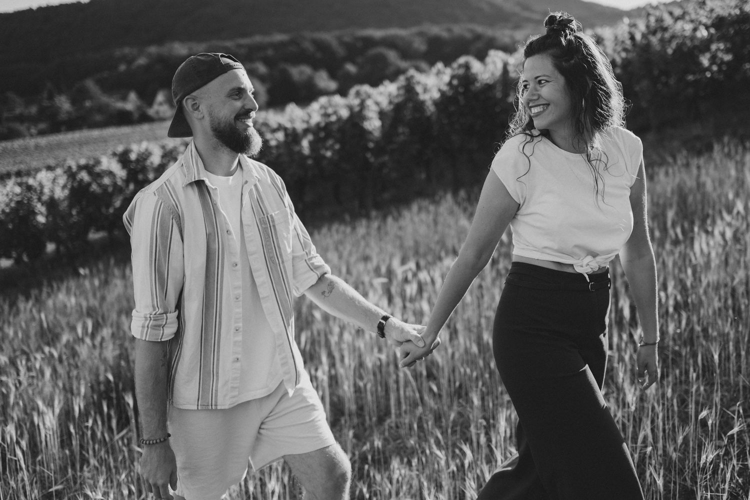 Couple qui se tient la main durant la séance photo.