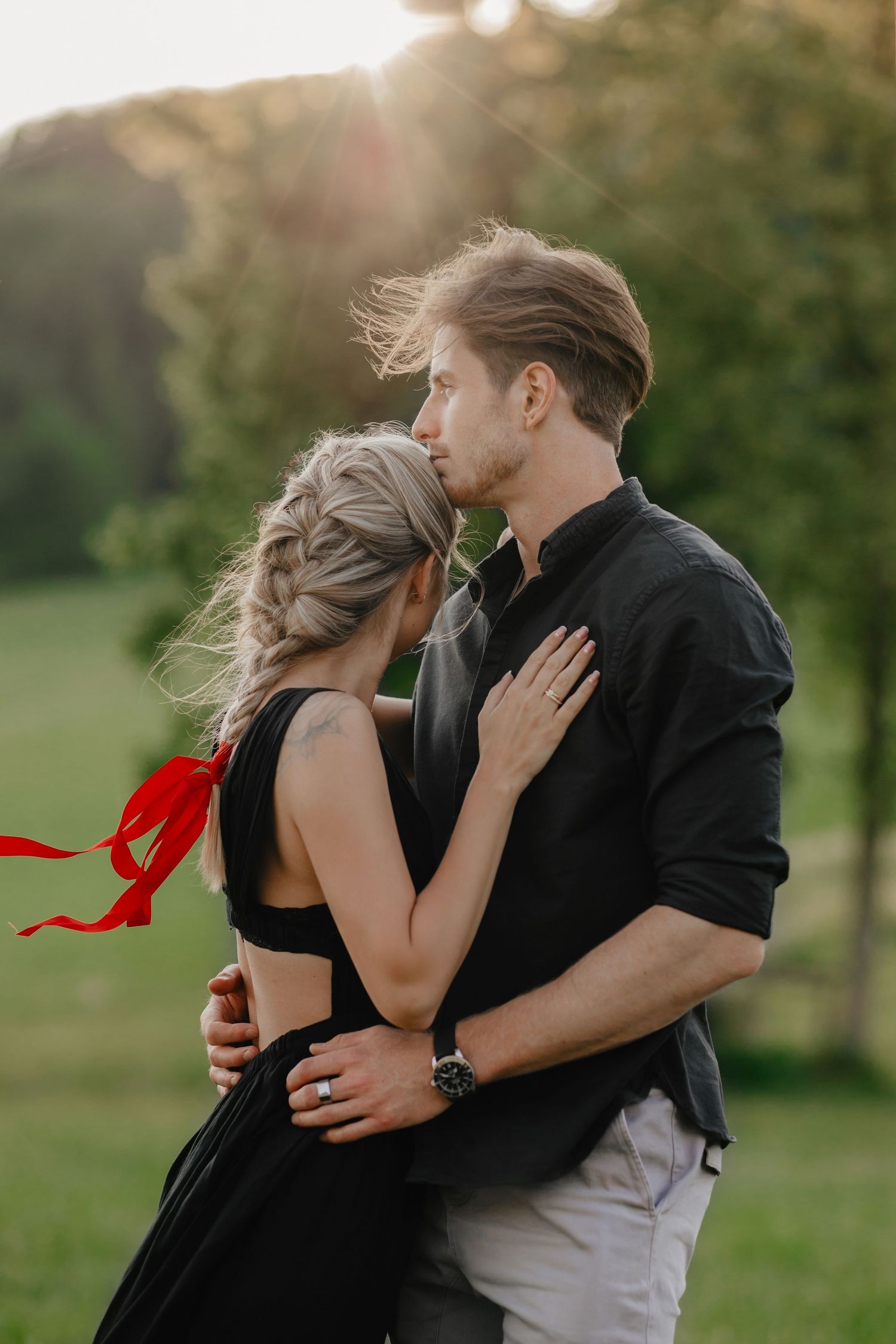 Romantické párové fotenie v prírode Rajeckej doliny, muž a žena v objatí počas zlatej hodinky, portrétny fotograf