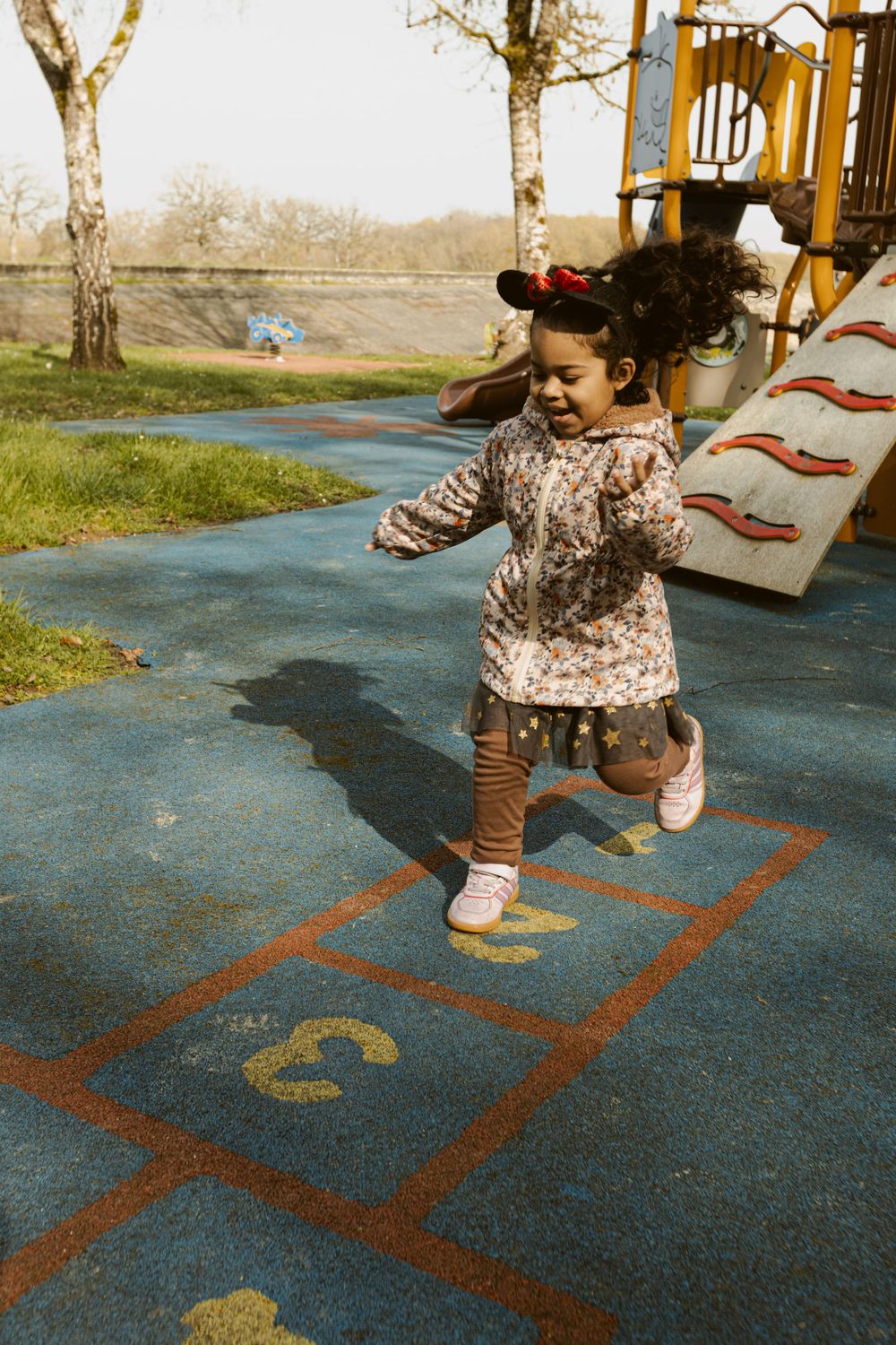 Petite fille qui joue dans un parc de jeu au lac du Der, dans la Marne