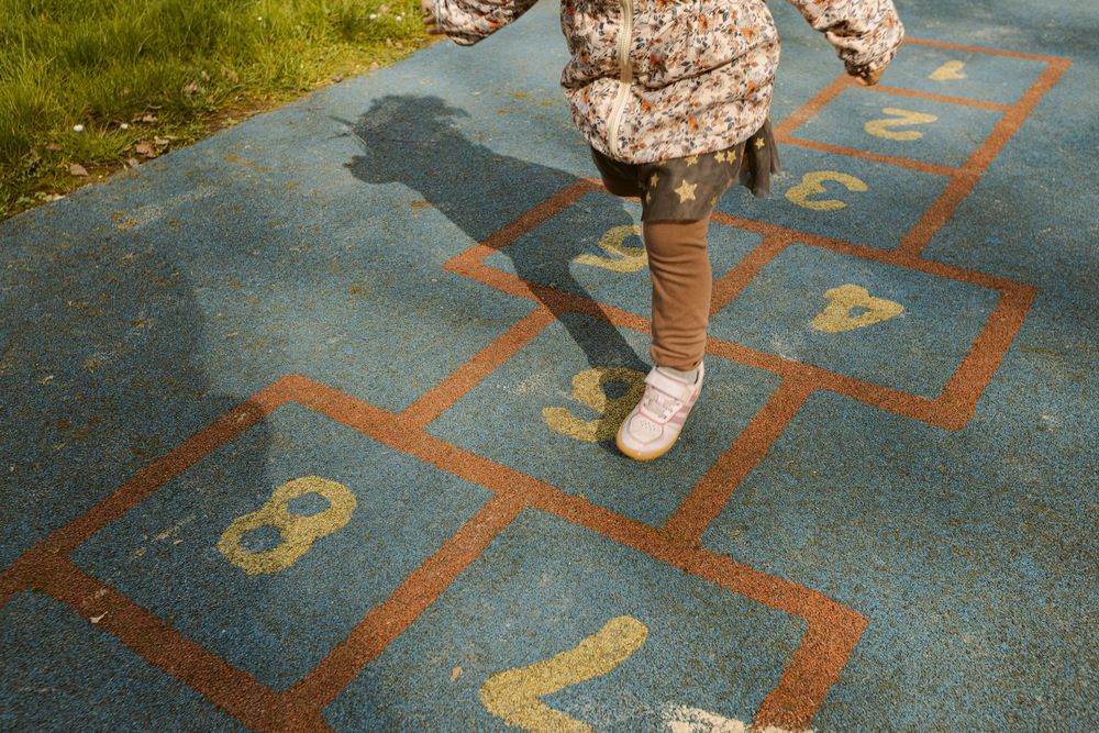 Petite fille qui joue dans un parc de jeu au lac du Der, dans la Marne