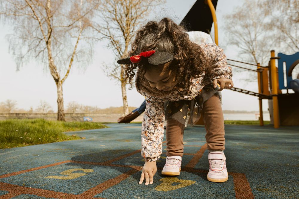 Petite fille qui joue dans un parc de jeu au lac du Der, dans la Marne