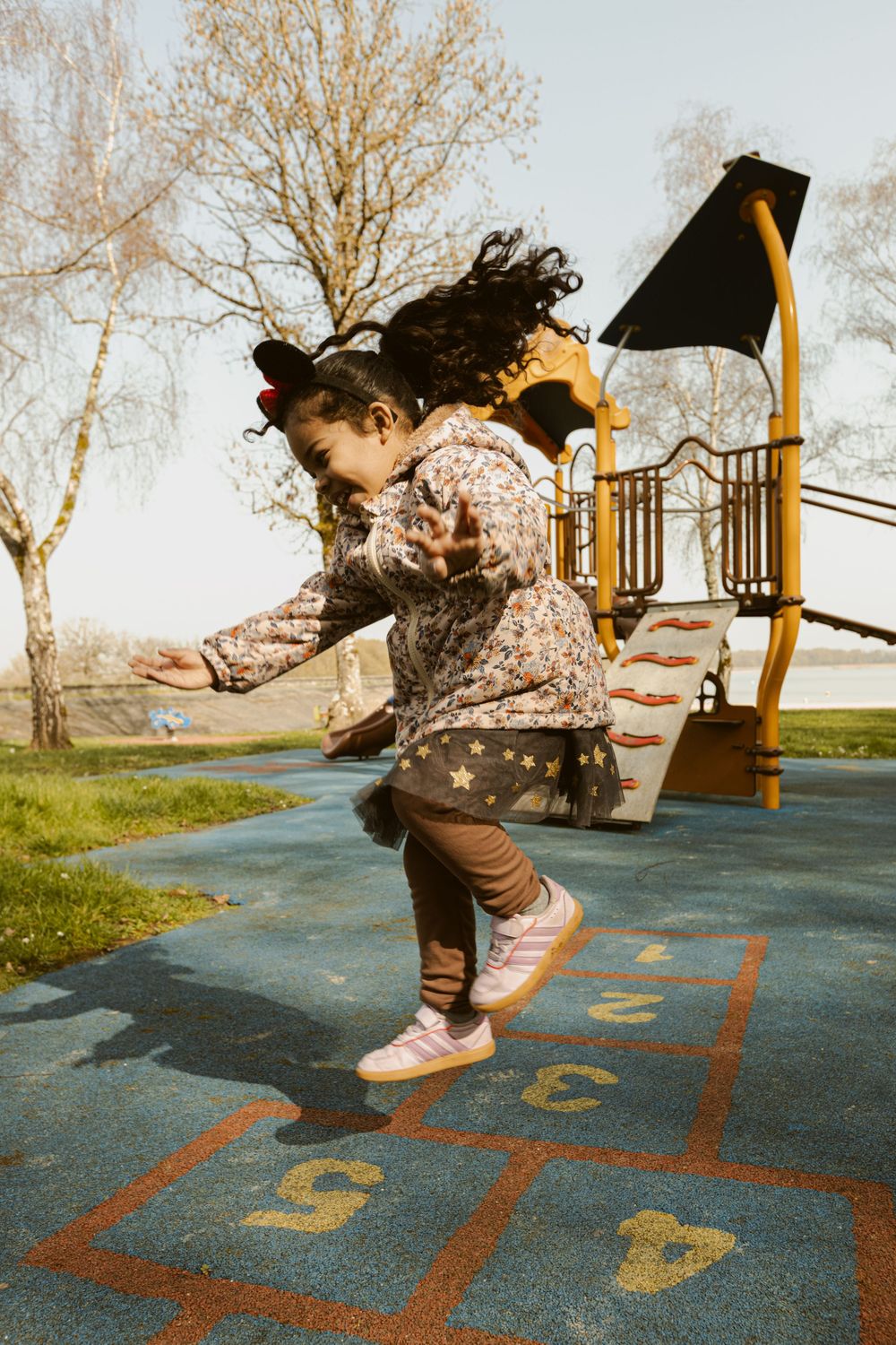 Petite fille qui joue dans un parc de jeu au lac du Der, dans la Marne