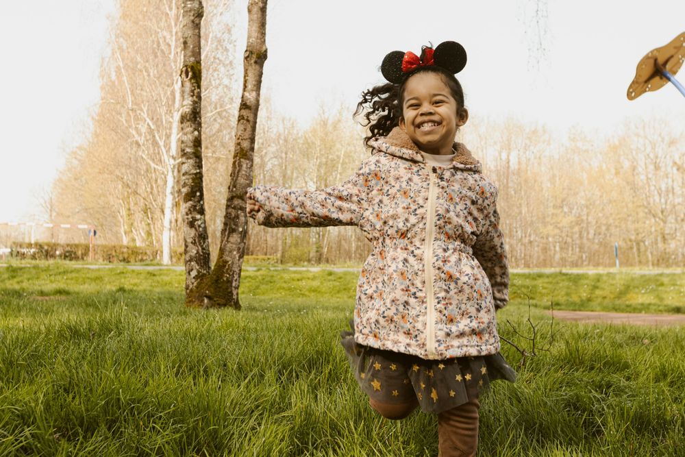 Petite fille qui joue dans un parc de jeu au lac du Der, dans la Marne