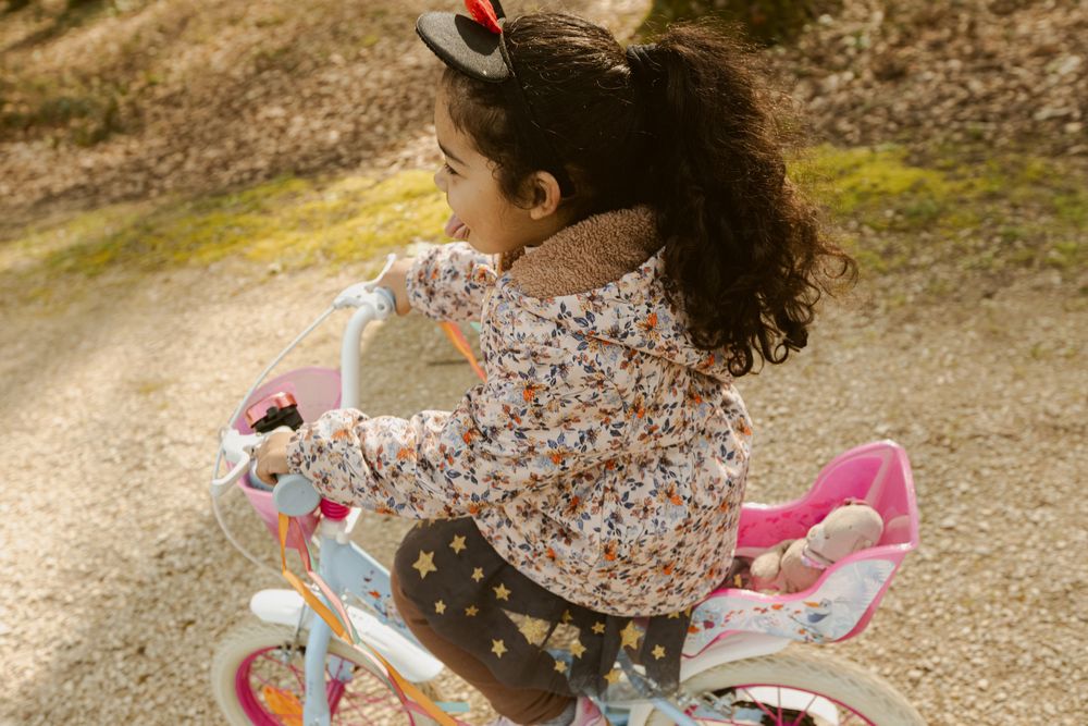 Petite fille qui fait du vélo dans un parc de jeu au lac du Der, dans la Marne