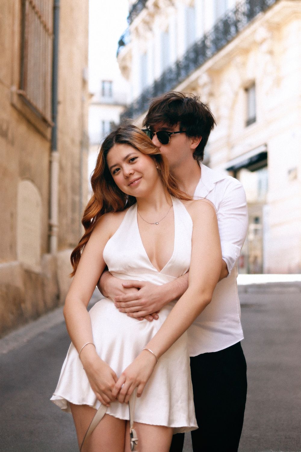 Chaemi Studio, photographe à Montpellier en séance photo en ville. Portrait original d’un shooting créatif, élégant et ensoleillé en couple.