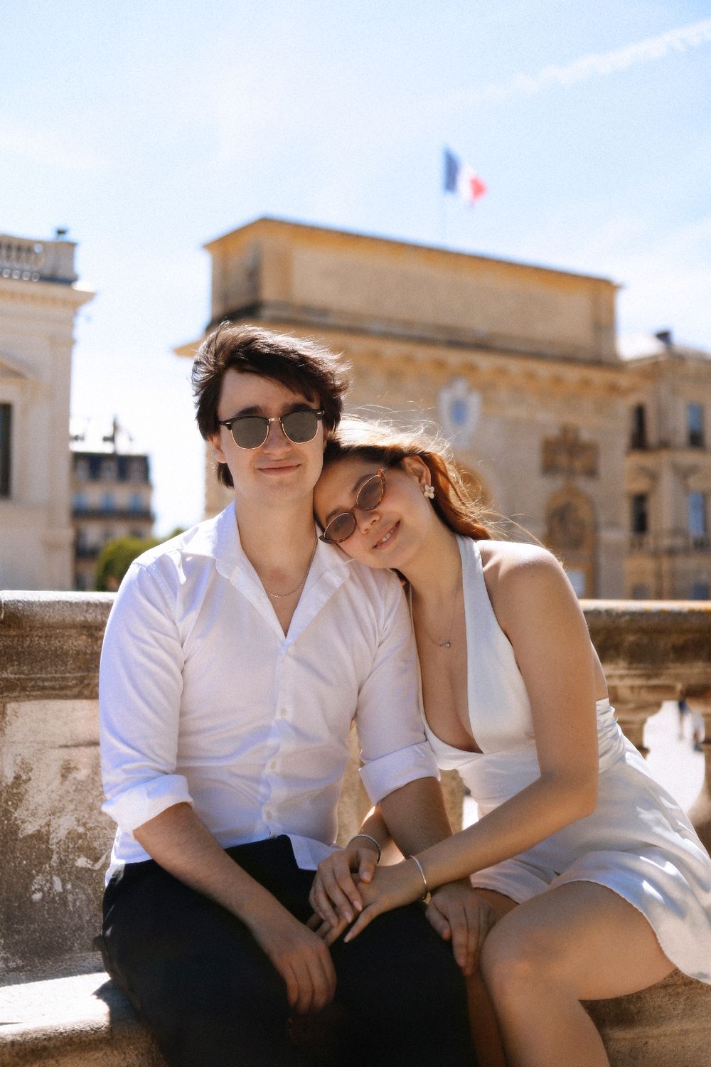 Chaemi Studio, photographe à Montpellier en séance photo en ville. Portrait original d’un shooting créatif, élégant et ensoleillé en couple.