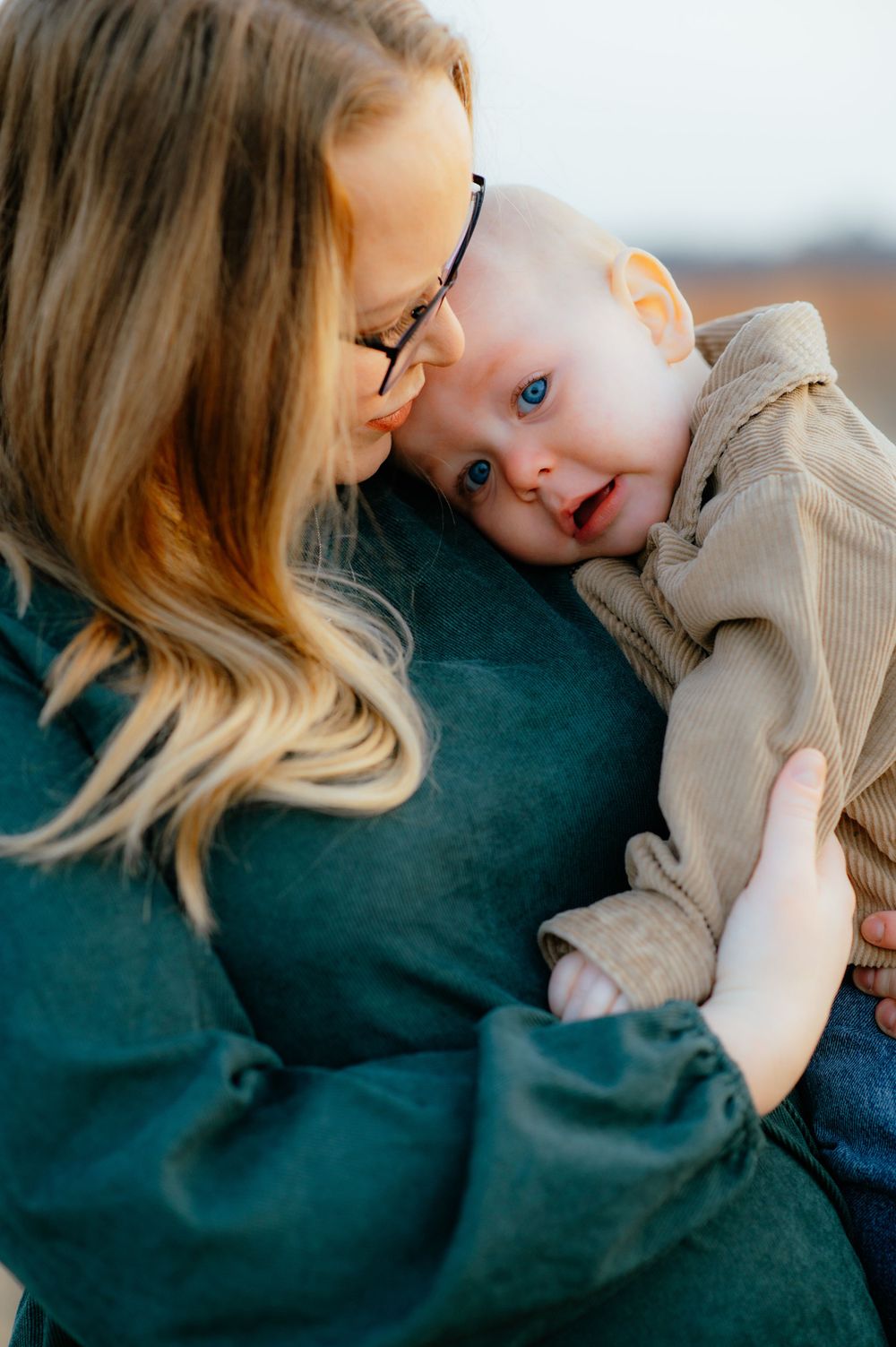 Mom holding baby for Enid Oklahoma family photos.