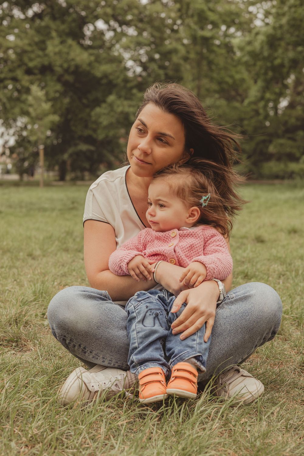 mum and daughter cuddling on tooting common