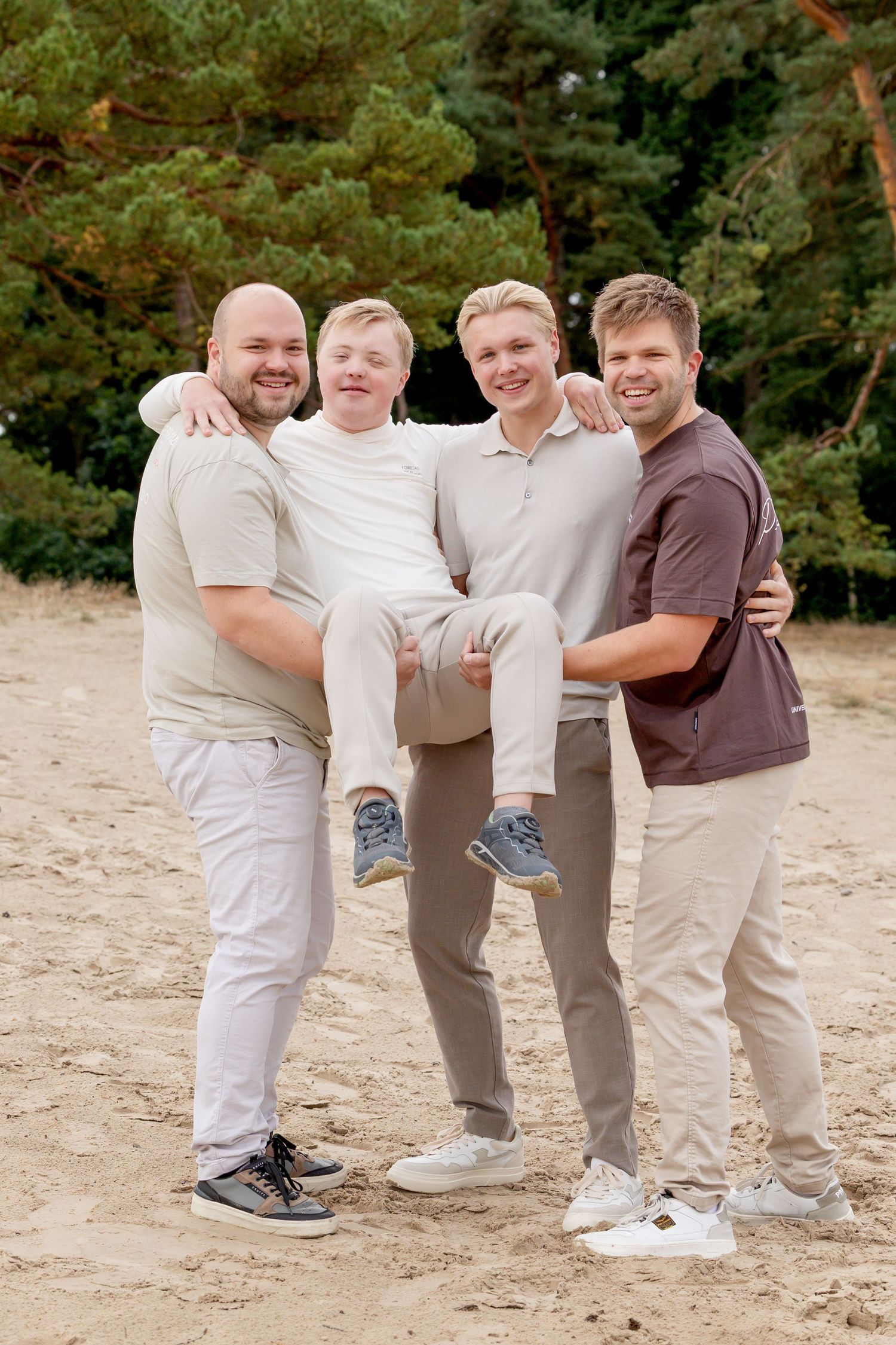 Neefjes tijdens spontaan moment bij familiefotosessie - plezier - Inge Muller Fotografie - Fotografe Salland - Fotografie Ommen