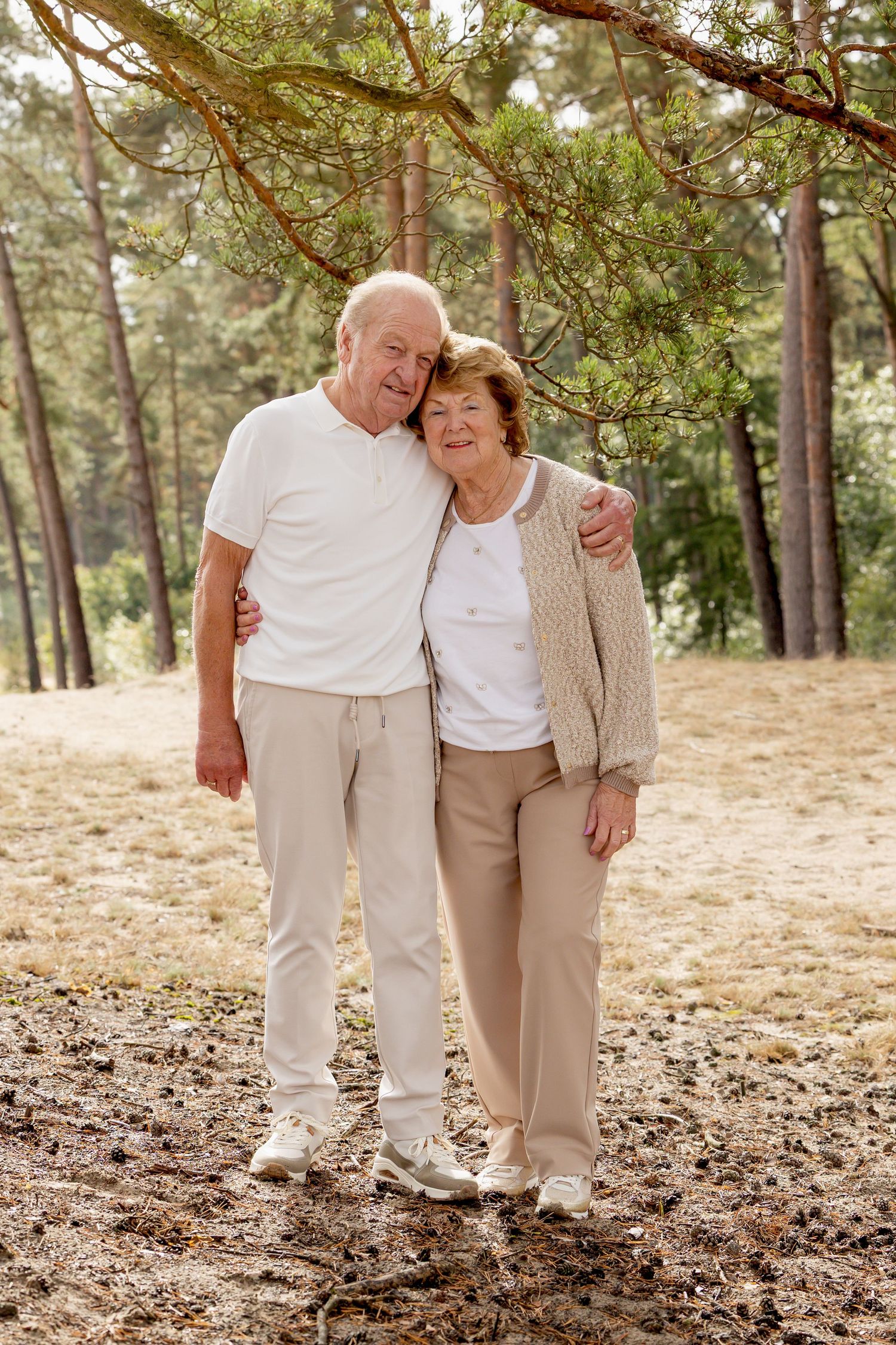 Portret van opa en oma tijdens fotoshoot in Ommen, Salland, Overijssel - Inge Muller Fotografie Lemelerveld