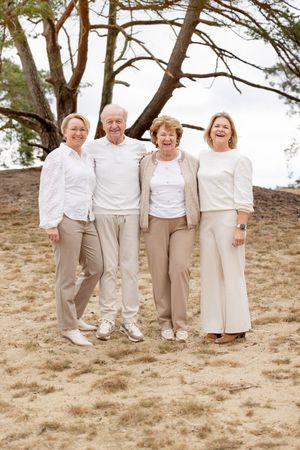 Liefdevolle familiefoto in de natuur bij Ommen - Inge Muller Fotografie Lemelerveld