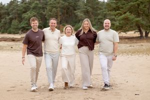Gezin tijdens familieshoot op de Sahara in Ommen – Inge Muller Fotografie