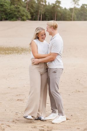 Loveshoot tijdens familiefotosessie - Liefde - verliefd stel op Sahara bij Ommen - Inge Muller Fotografie - Fotograaf Overijssel