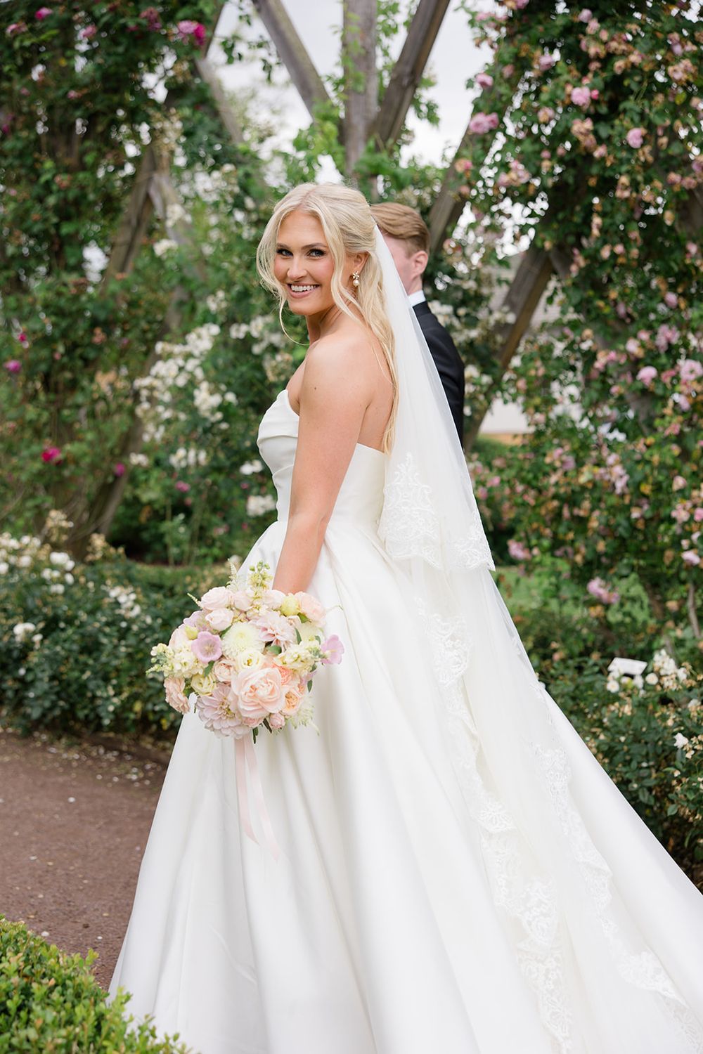 Bröllopsfotograf Emelie Petré, Bröllop Jönköping, Rosenlunds Rosarium Bröllopsfoto